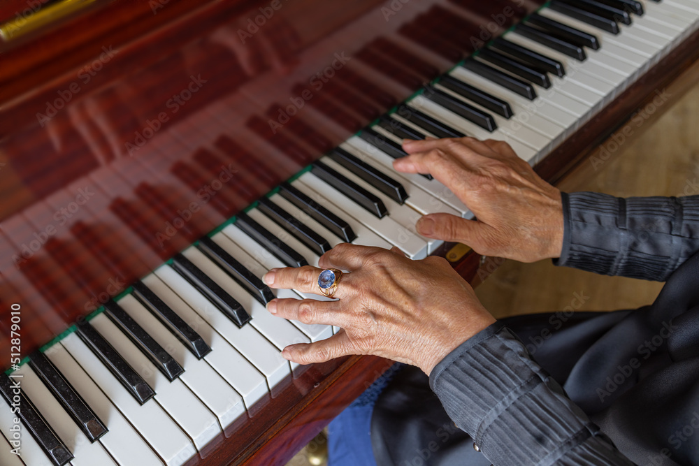 Obraz premium Close-up, hands of an old woman playing the piano