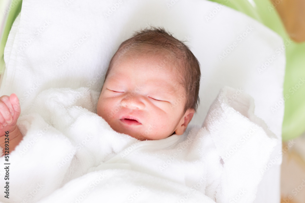 生後間もない男の子の赤ちゃん 新生児 生後間もない男の子の赤ちゃん 新生児