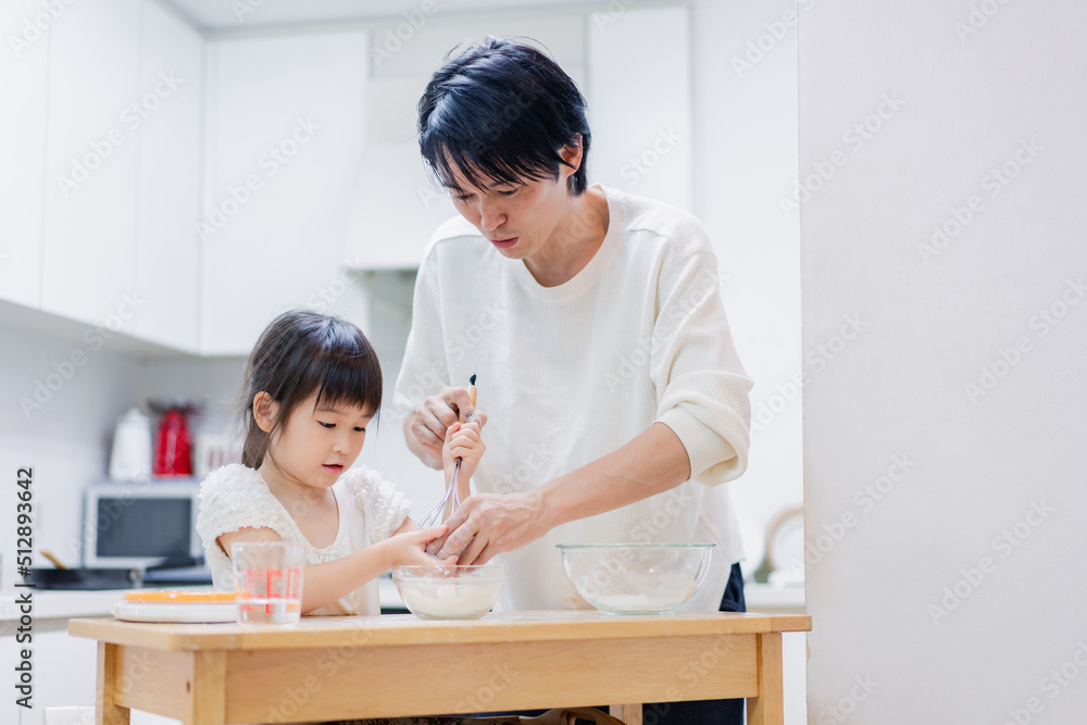 パパと一緒にクッキングをする小さな女の子 パパと一緒にクッキングをする小さな女の子