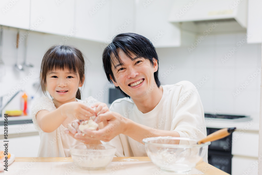 パパと一緒にクッキングをする小さな女の子 パパと一緒にクッキングをする小さな女の子