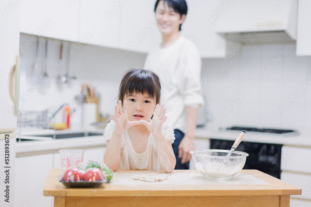 パパと一緒にクッキングをする小さな女の子 パパと一緒にクッキングをする小さな女の子