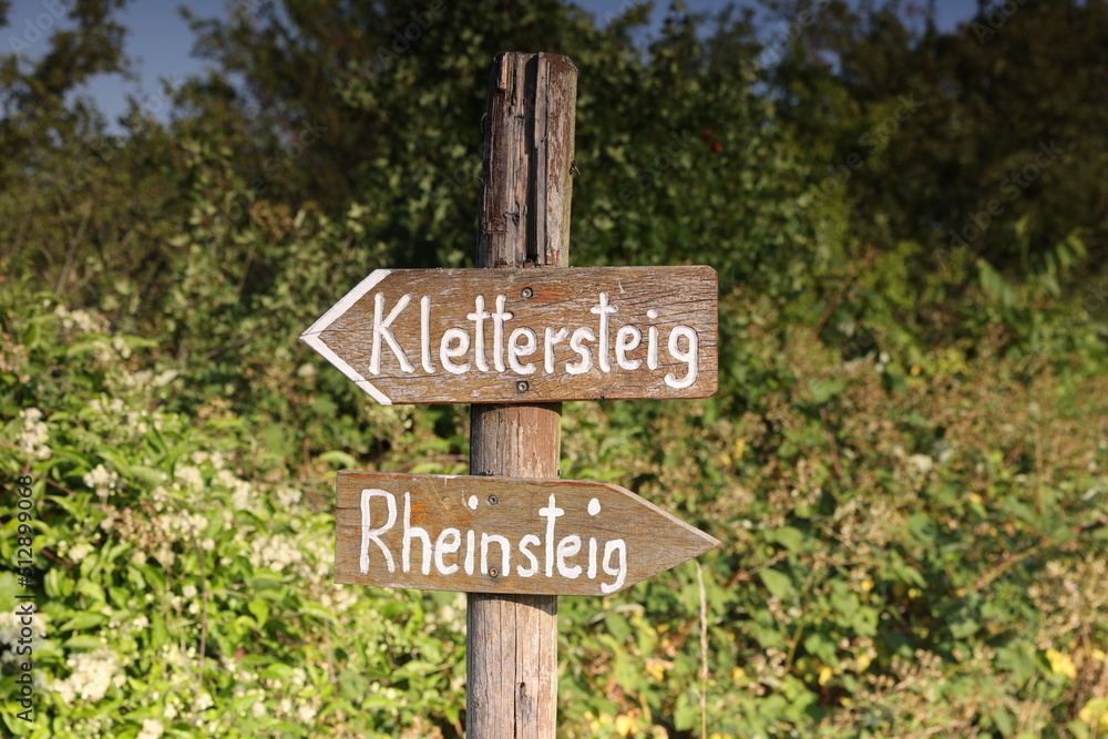 Wegweiser Klettersteig, Rheinsteig am Klettersteig Sankt Goarshausen Rheinland-Pfalz Mittelrheintal