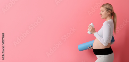 Young pregnant woman with y...