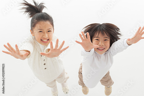ジャンプする笑顔の姉弟 photo