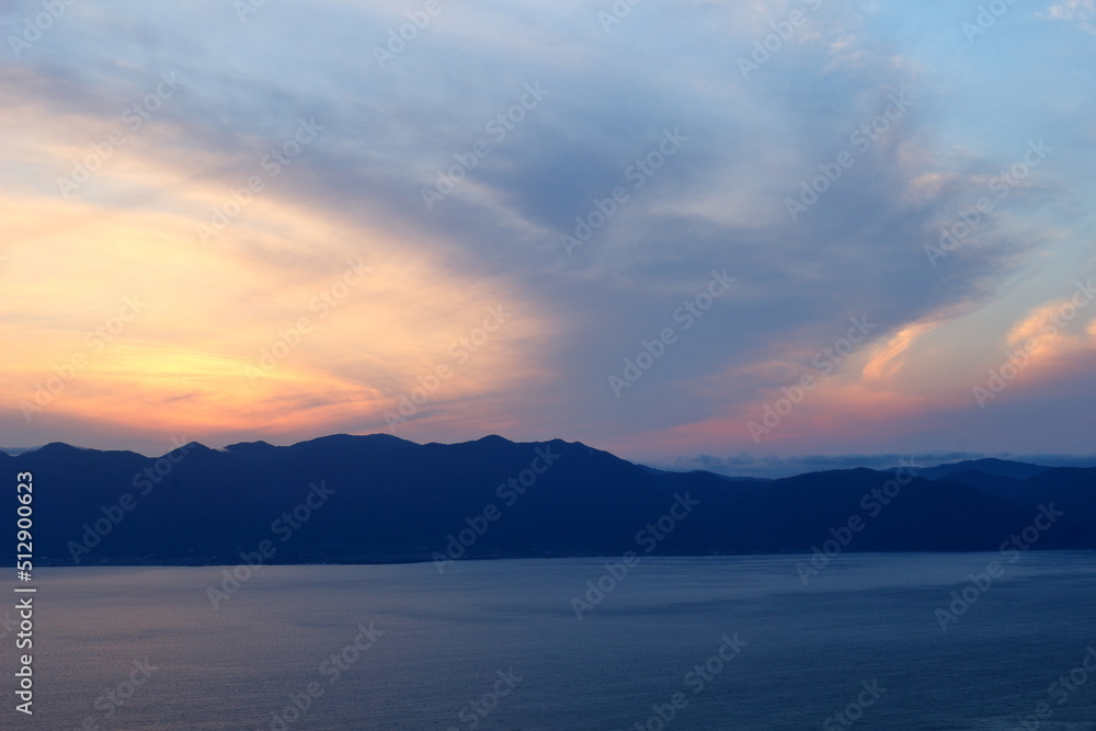 琵琶湖東岸の津田山の空奏テラスから眺める比良山系の夕焼