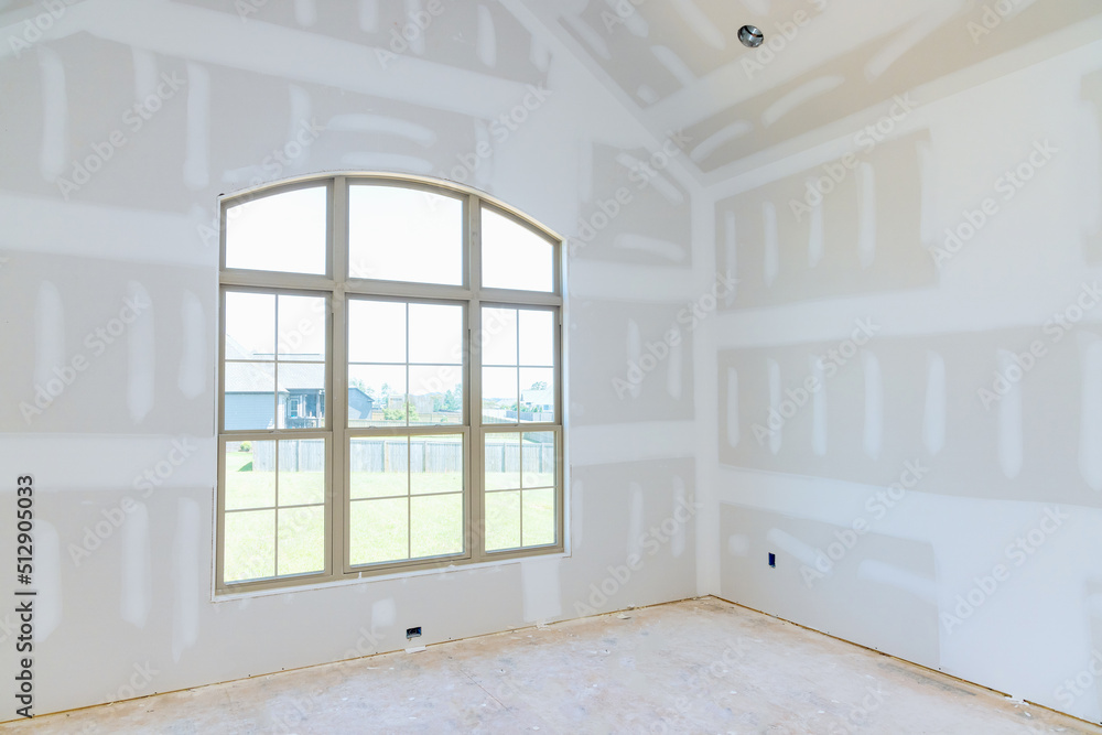 Fototapeta premium An empty apartment room we are finishing the walls with putty a new house under construction