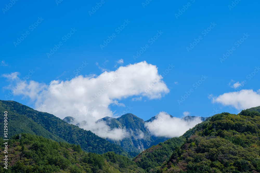 日本の山岳地帯と雲　青空　雲海