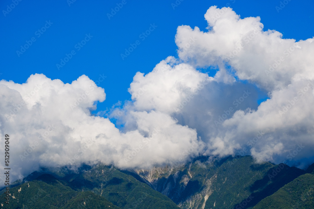 日本の山岳地帯と雲 青空 雲海 日本の山岳地帯と雲 青空 雲海