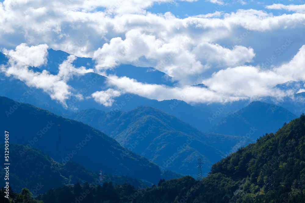 日本の山岳地帯と雲　青空　雲海