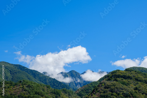 日本の山岳地帯と雲　青空　雲海 © Rummy & Rummy