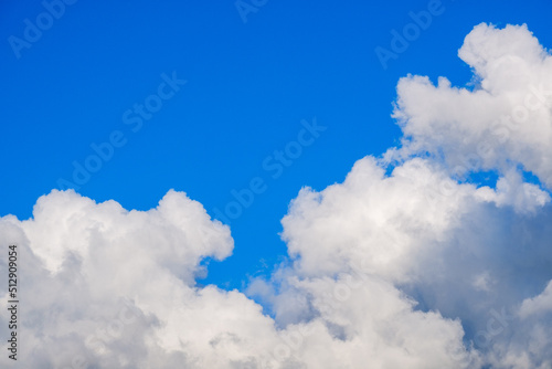 青空 空 雲 真夏の空 背景 背景素材 7月 コピースペース