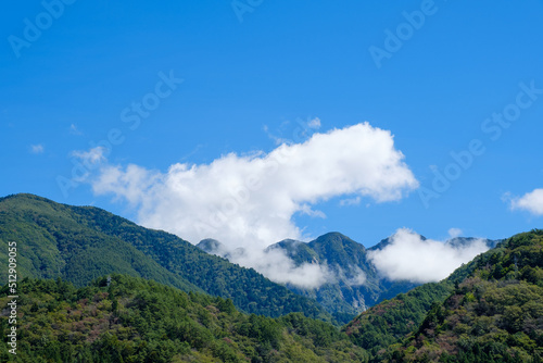 日本の山岳地帯と雲 青空 雲海