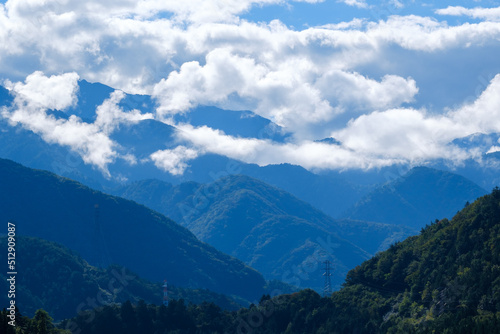 日本の山岳地帯と雲 青空 雲海