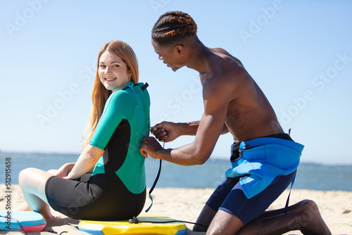 jeune couple se préparant pour le surf photo
