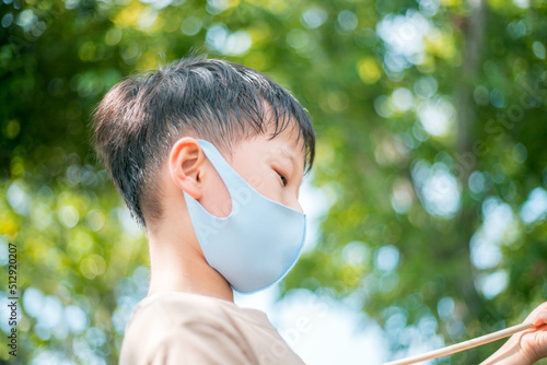 夏休み　マスクしている小学生　横顔