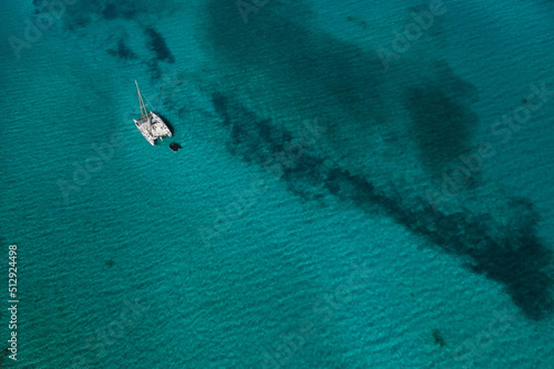 Un bateau à voile ancré dans l'anse de la plage de Moara dans le sud Corse © shocky