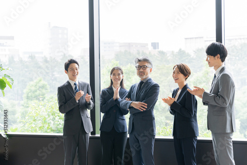 Canvastavla 拍手をするビジネスマン（ビジネス・複数人・オフィス）