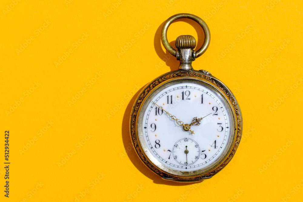 Top view alte Taschenuhr auf gelben Hintergrund Top view alte Taschenuhr auf gelben Hintergrund