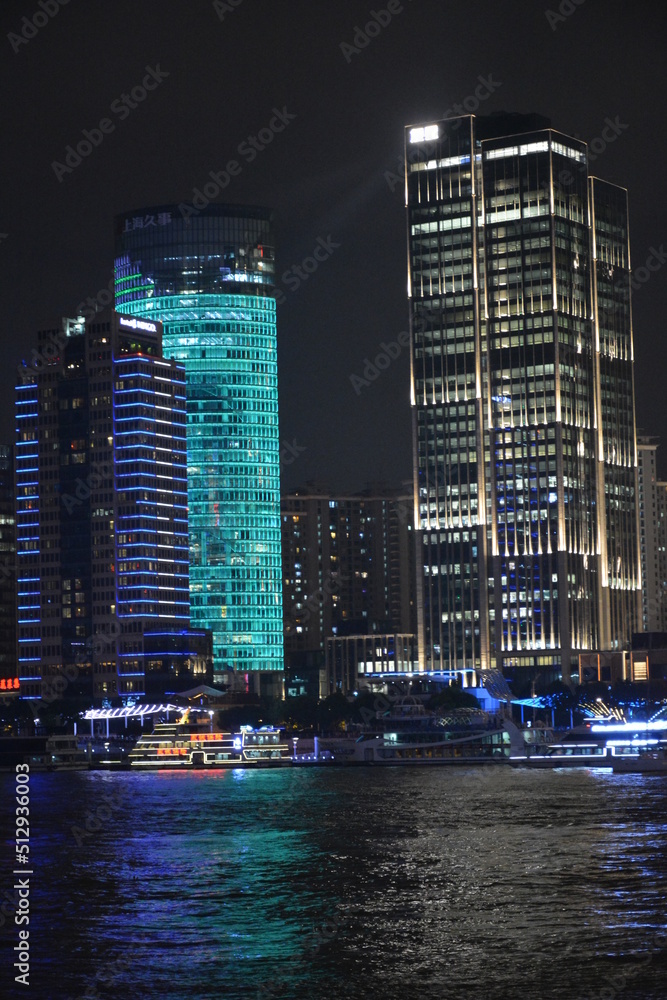 Obraz premium View of night time Shanghai looking from the Pudong side of the Huangpu towards the Bund 