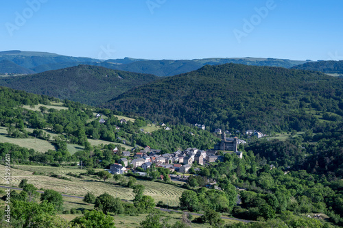 Paysage des montagnes d'Auvergne dans le Parc des Volcans d'Auvergne au printemps autour du village de Saint Nectaire en France © michel