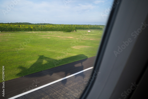 成田空港に着陸する飛行機の窓から見た景色