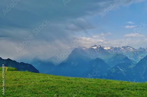 Regenwolken über den Bergen