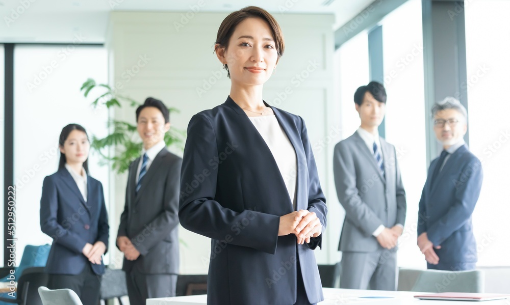 スーツを着た日本人男女 スーツを着た日本人男女