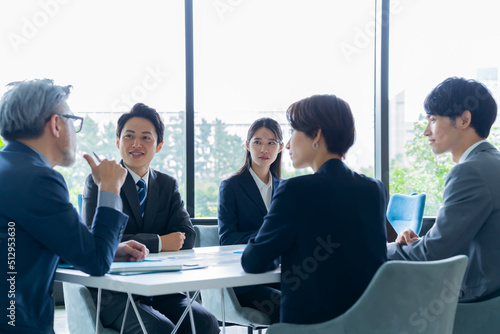 会議をする日本人男女