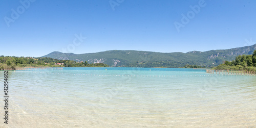Panoramique de la plage de Lépin le Lac, lac d'Aiguebelette © Aurélien Antoine