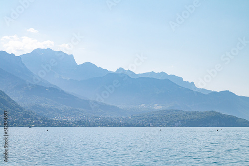 Lac d'Annecy et massif des Aravis