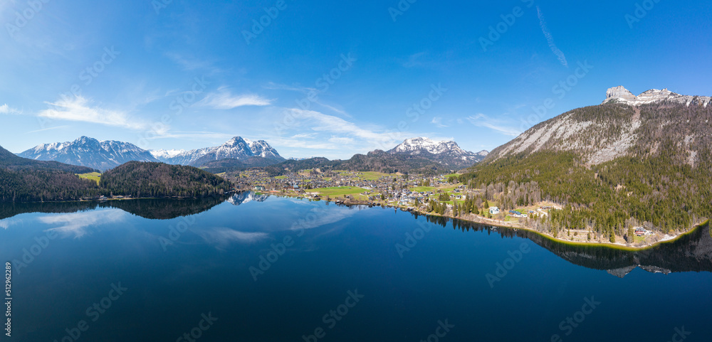 Altaussee und Altausseer See im Salzkammergut, Österreich. Luftbild Panorama des berühmten Ortes im Ausseerland.