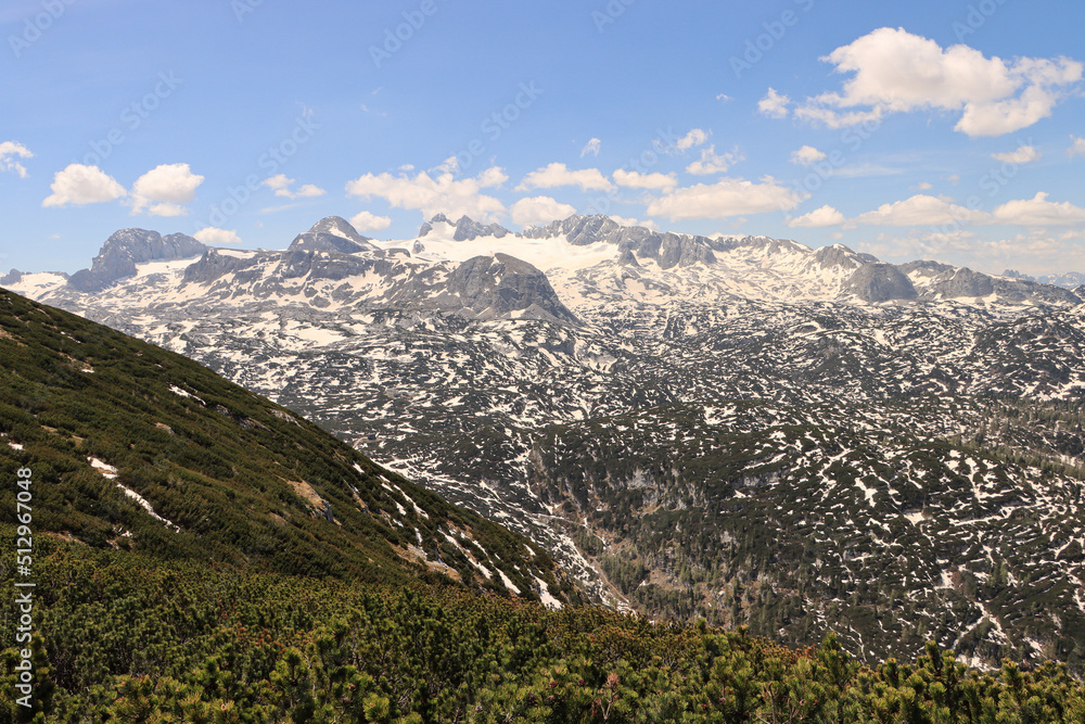 Frühling im Dachsteingebirge; Blick vom Krippenstein zum Hohen Dachstein im Mai 2022