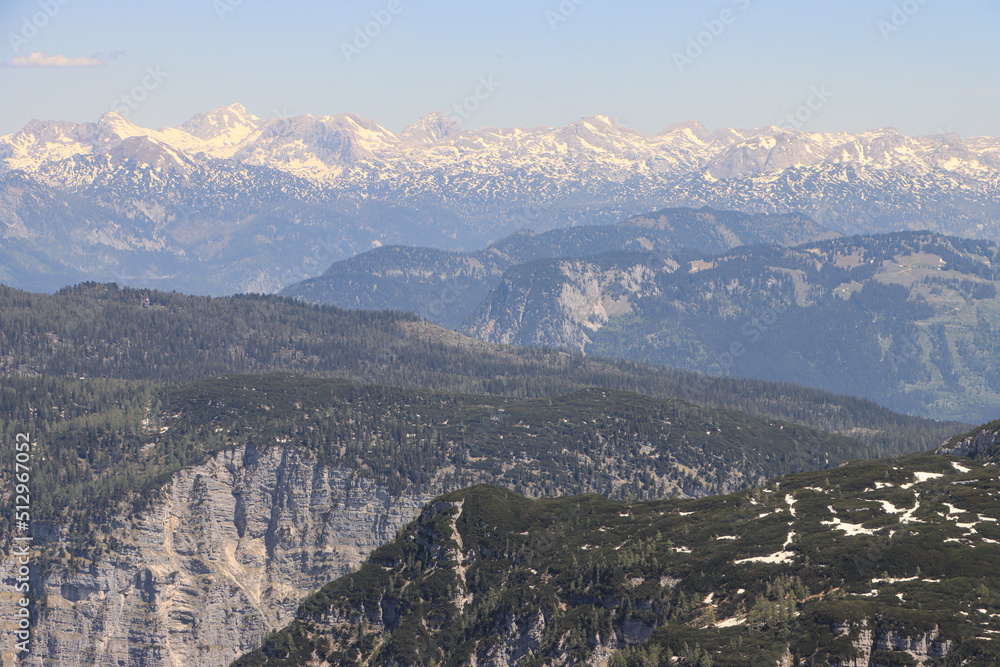Majestätische Alpenlandschaft im Salzkammergut; Blick vom Krippenstein zum Toten Gebirge