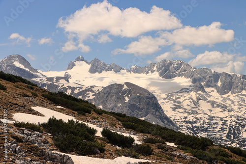 Dachsteinblick im Mai 2022; Hoher Gjaidstein, Hoher und Niederer Dachstein, Hohes Kreuz und Hallstätter Gletscher, davor der Taubenkogel (Blick vom Krippenstein) photo