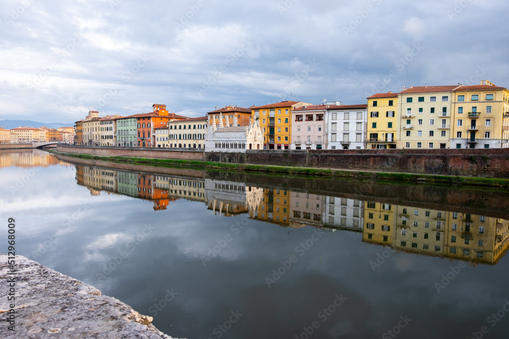 El rio Arlo a su paso por Pisa, Italia. 
