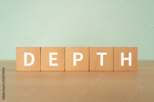 深さ・奥行きのイメージ｜「DEPTH」と書かれたブロック