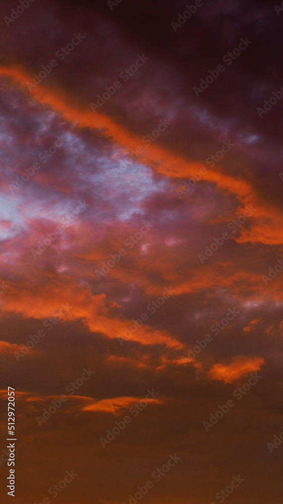 Teintes orangées observées sous des nuages laiteux, de haute altitude
