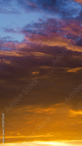 Teintes orangées observées sous des nuages laiteux, de haute altitude