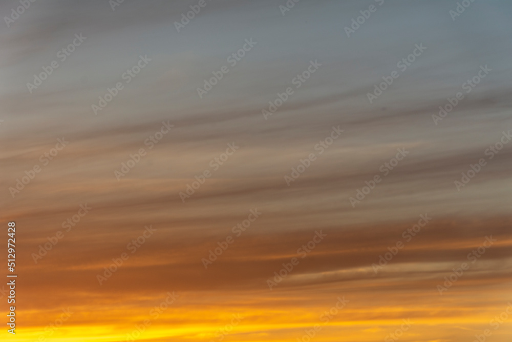 Obraz premium The setting sun in a colored sky.