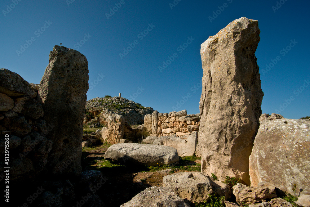 Santuario con Taula y grabado circular Talayotico, Son Na Caçana, siglo X antes de Cristo. Alaior.Menorca.Balearic islands.Spain.