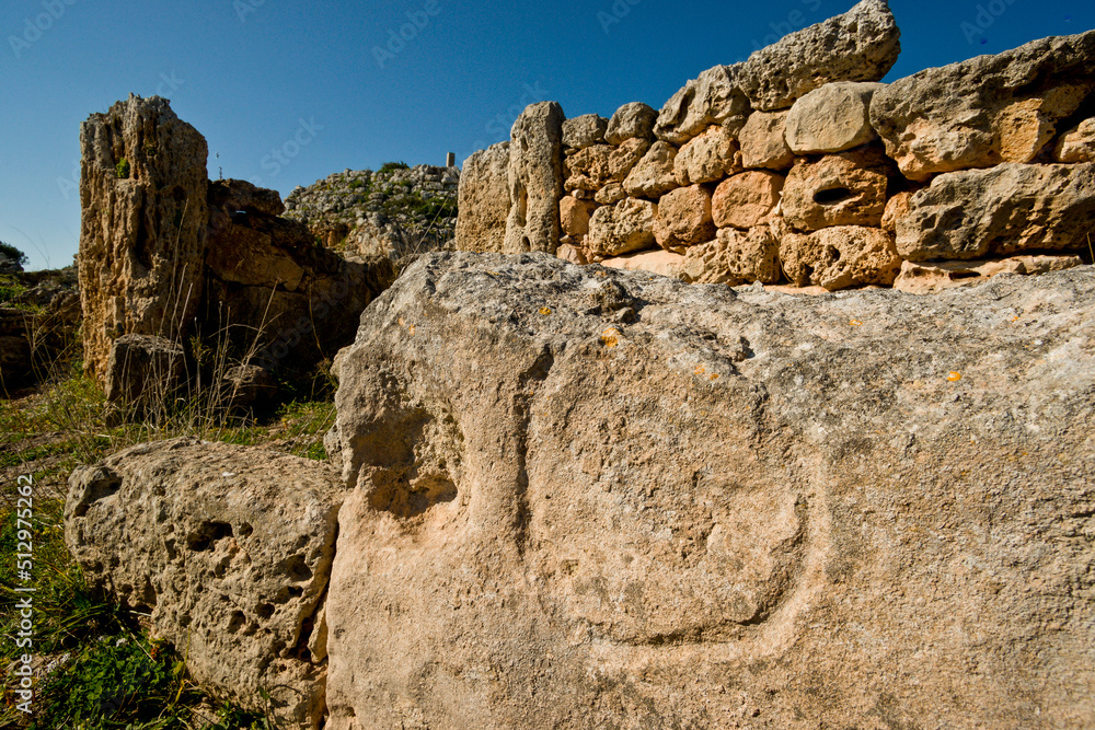 Santuario con Taula y grabado circular Talayotico, Son Na Caçana, siglo X antes de Cristo. Alaior.Menorca.Balearic islands.Spain.