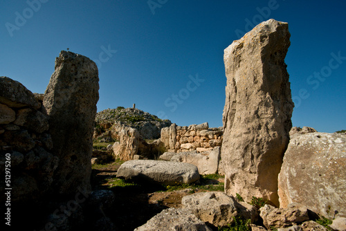 Santuario con Taula y grabado circular Talayotico, Son Na Caçana, siglo X antes de Cristo. Alaior.Menorca.Balearic islands.Spain.