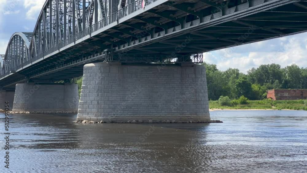 MOST NA RZECE. RZEKA WISŁA, TORUŃ, POLSKA. MOST NA RZECE. RZEKA WISŁA, TORUŃ, POLSKA.