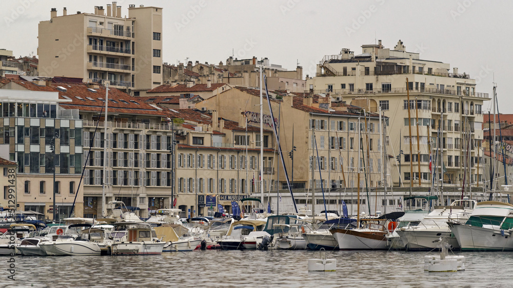 Sur les quais du port de Marseille