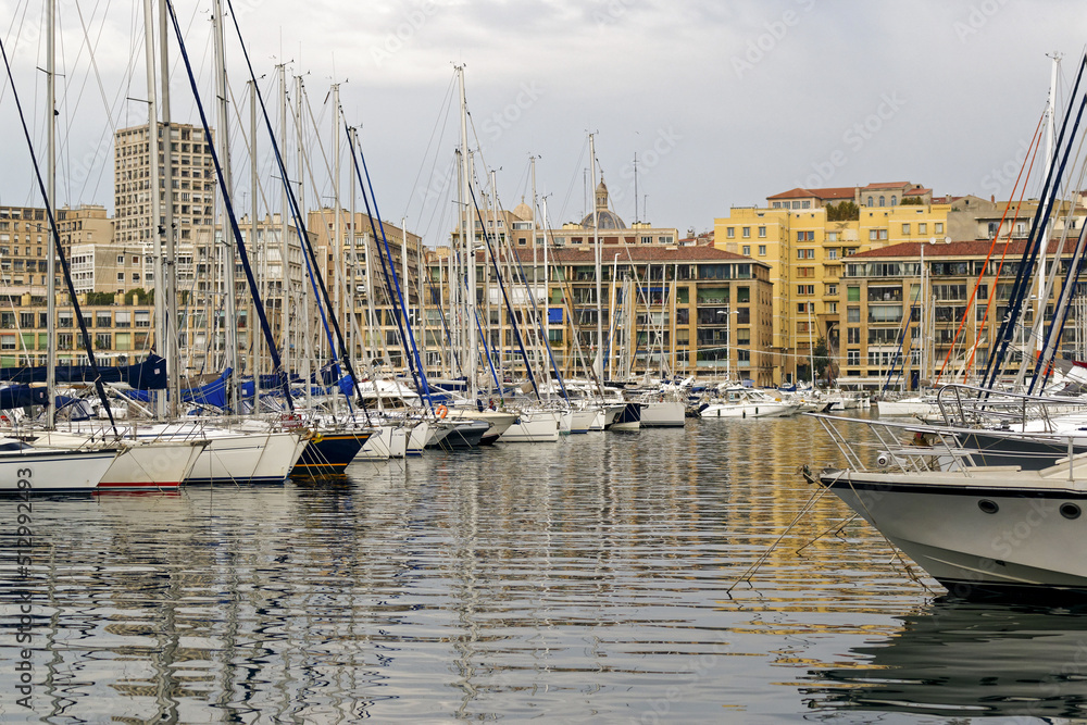 Alignement de voiliers dans le port de Marseille