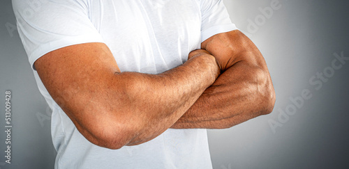 Obraz na plátně man with crossed muscular arms