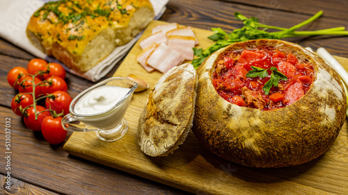 Foto Borscht soup. Ukrainian cuisine dish with salo and dumplings