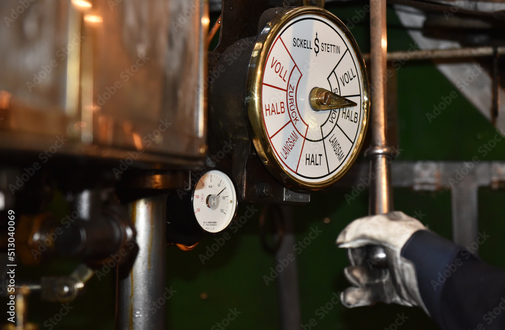 Fototapeta premium Maschinentelegraf auf Dampfschiff