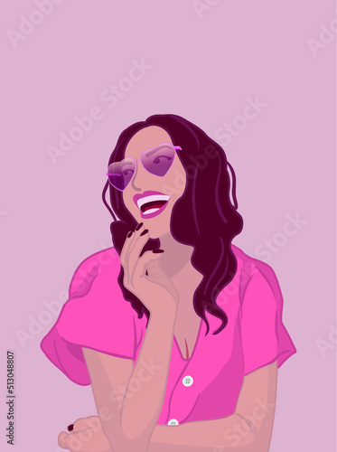 Elegante mujer joven con gafas de sol pensando verano