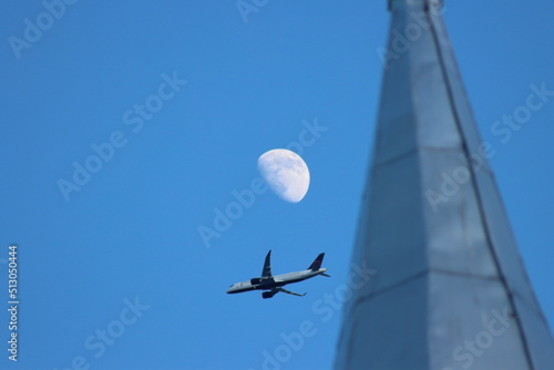 Avion  lune et clocher